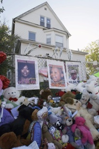 En 2008 la gente recordó a las víctimas afuera de su residencia